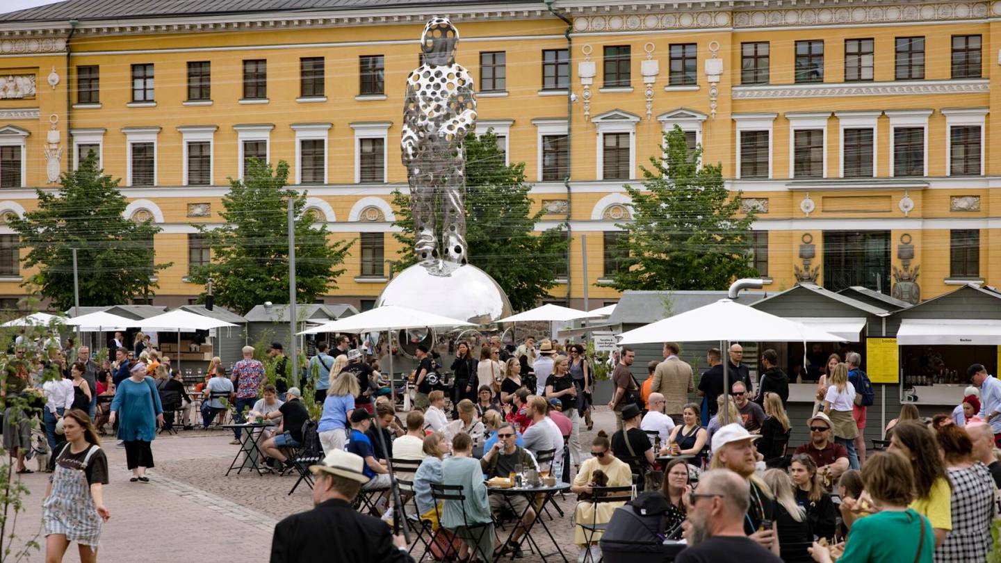 Kaupunkikulttuuri | Helsingin kaupunki haluaa tehdä keskustasta viihtyisämmän – kesäkatu­kokeilu jatkuu ensi kesänä neljällä kadunpätkällä