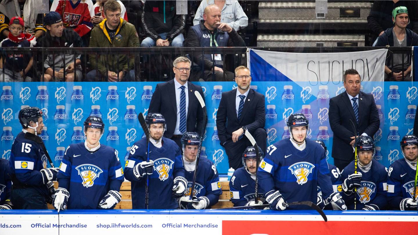 Jääkiekko | Leijonien valmentajat joutuivat yleisön törkeän käytöksen kohteeksi – ”Olutta ja jotain nestettä”