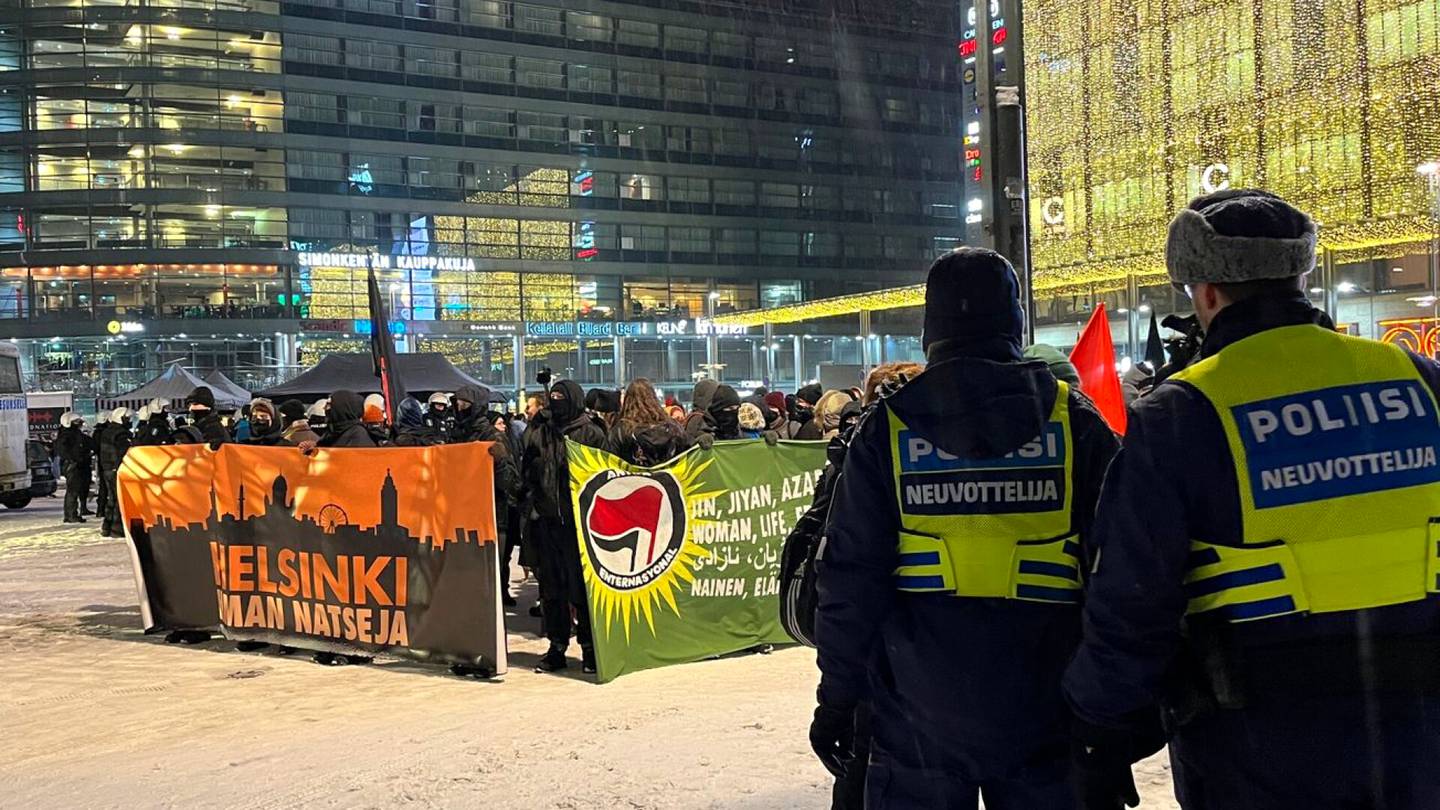 Mielenosoitukset | Kurdi­järjestöjen liput poistettiin Helsinki ilman natseja -mielen­osoituksesta