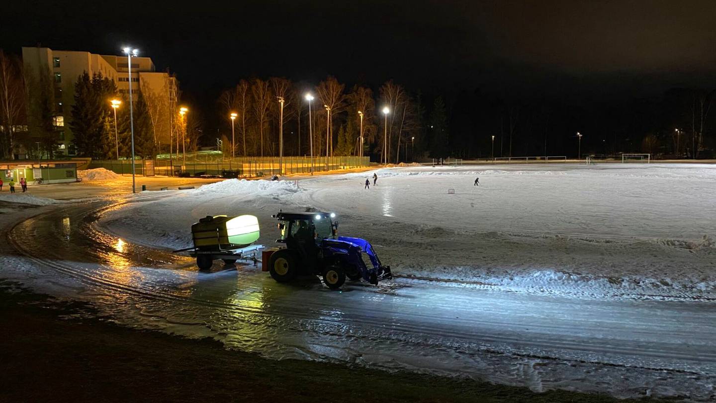 HS Helsinki | Herttoniemen liikunta­puiston vesi­lammikoksi sulaneen hiihto­ladun tilalle valmistuu pian matka­luistelu­rata