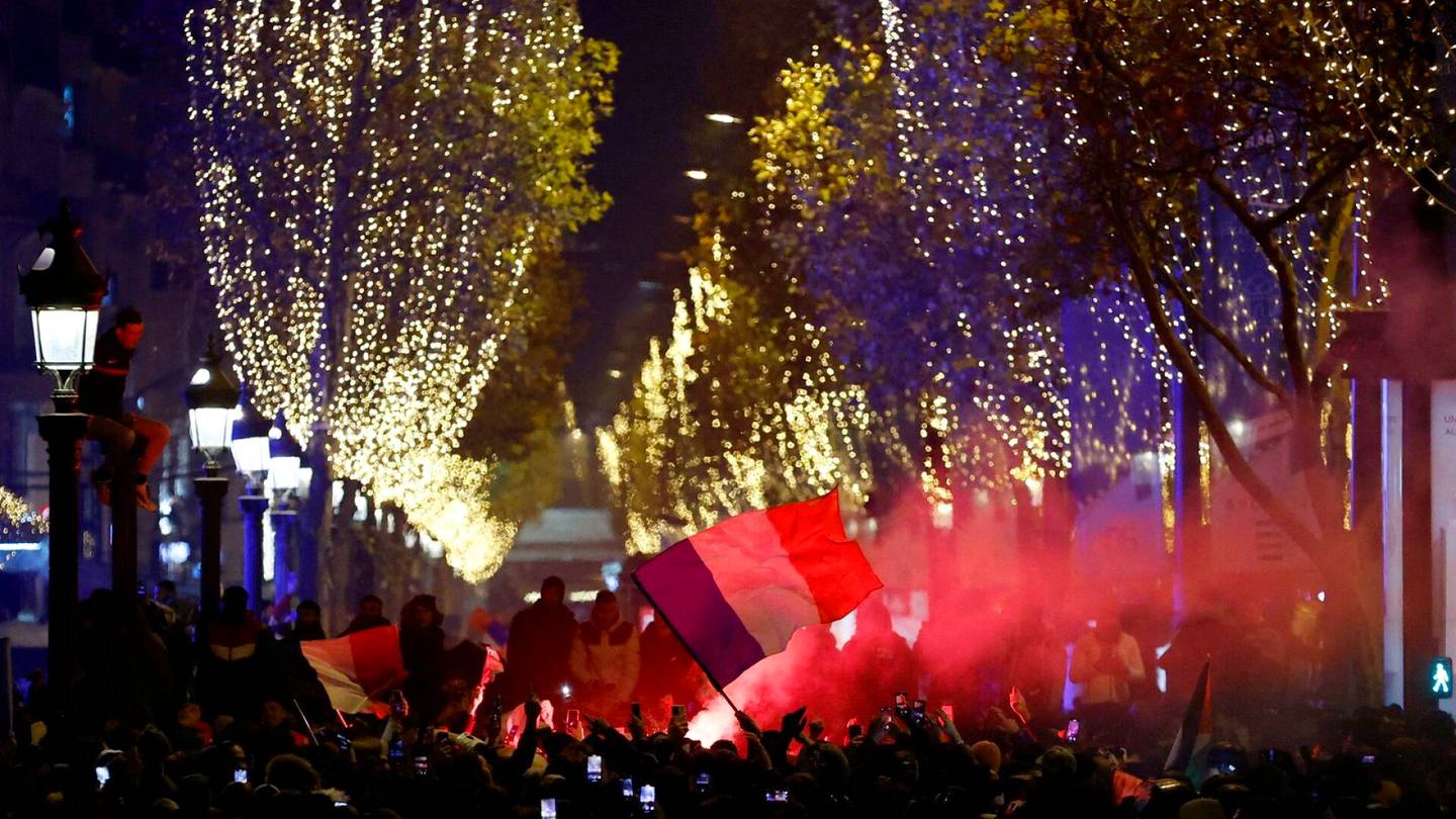 MM-jalkapallo | Ranskan lippua heiluttanut ajoi 14-vuotiaan yli, Pariisin kaduilla tuhansia mellakka­poliiseja