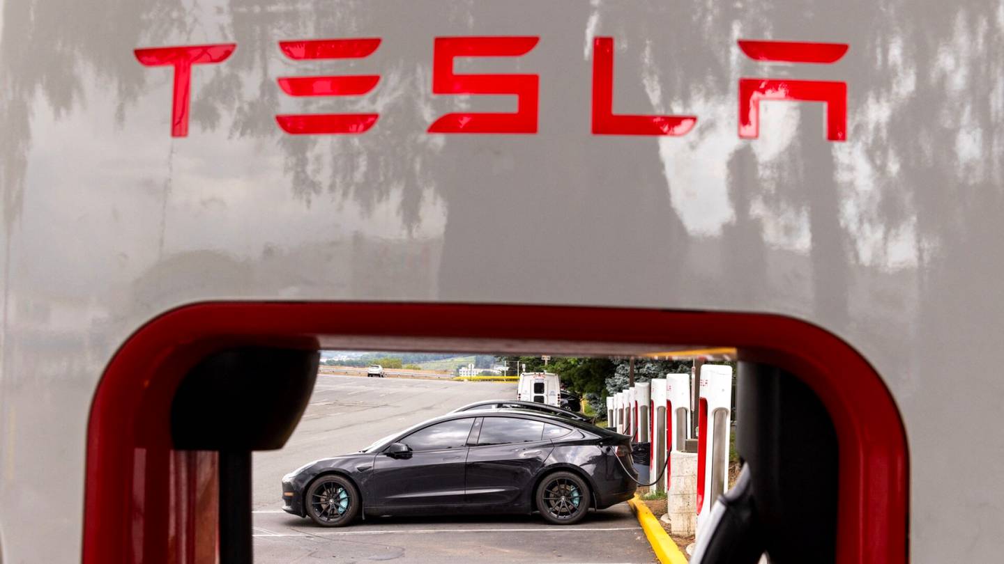 Sähköautot | Teslan tehdas meni jäihin, kun Trump avasi suunsa