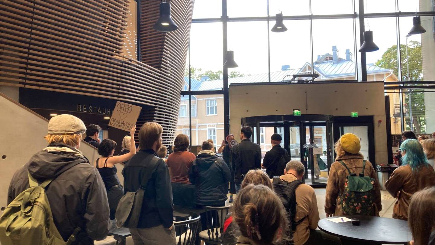 HS Turku | Kymmenet opiskelijat ”valtasivat” yliopiston rakennuksen, osalla makuupusseja mukana