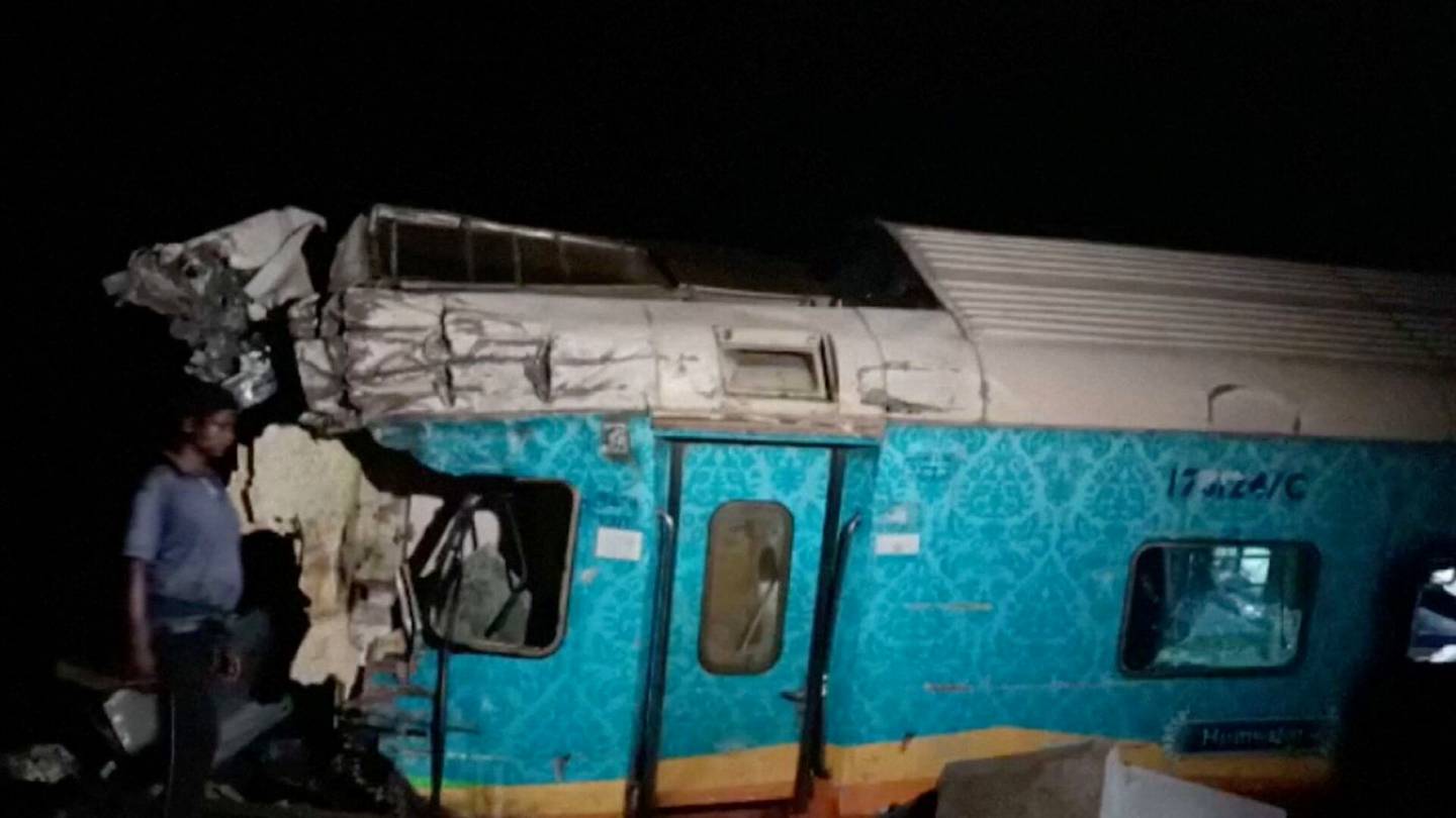 Onnettomuudet | Ainakin 50 kuollut ja 300 loukkaantunut junaturmassa Intiassa
