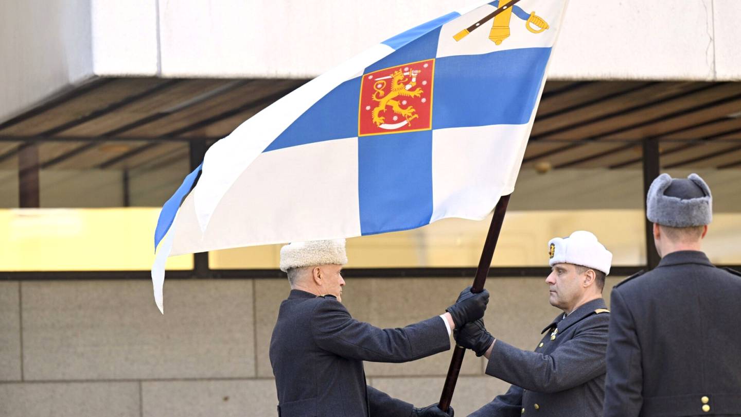 Puolustusvoimat | Puolustusvoimain komentajan lippu siirtyi Janne Jaakkolalle