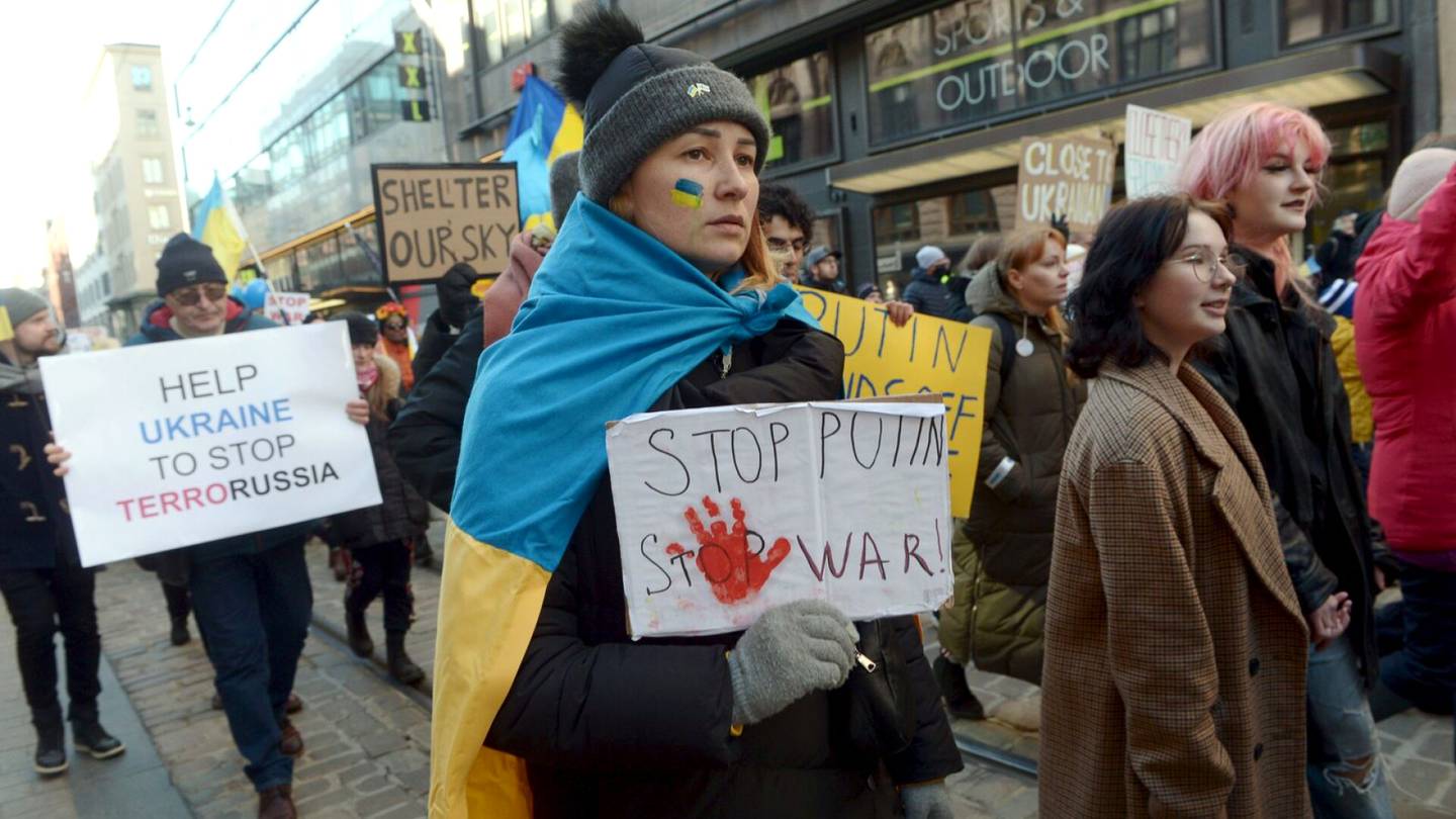 Mielenosoitus | Ukrainan sotaa vastustavat mielenosoitukset jatkuvat Helsingissä: Äitien rauhankulkue osoittaa tukea sotilaiden ja sodan jalkoihin jääneiden lasten äideille