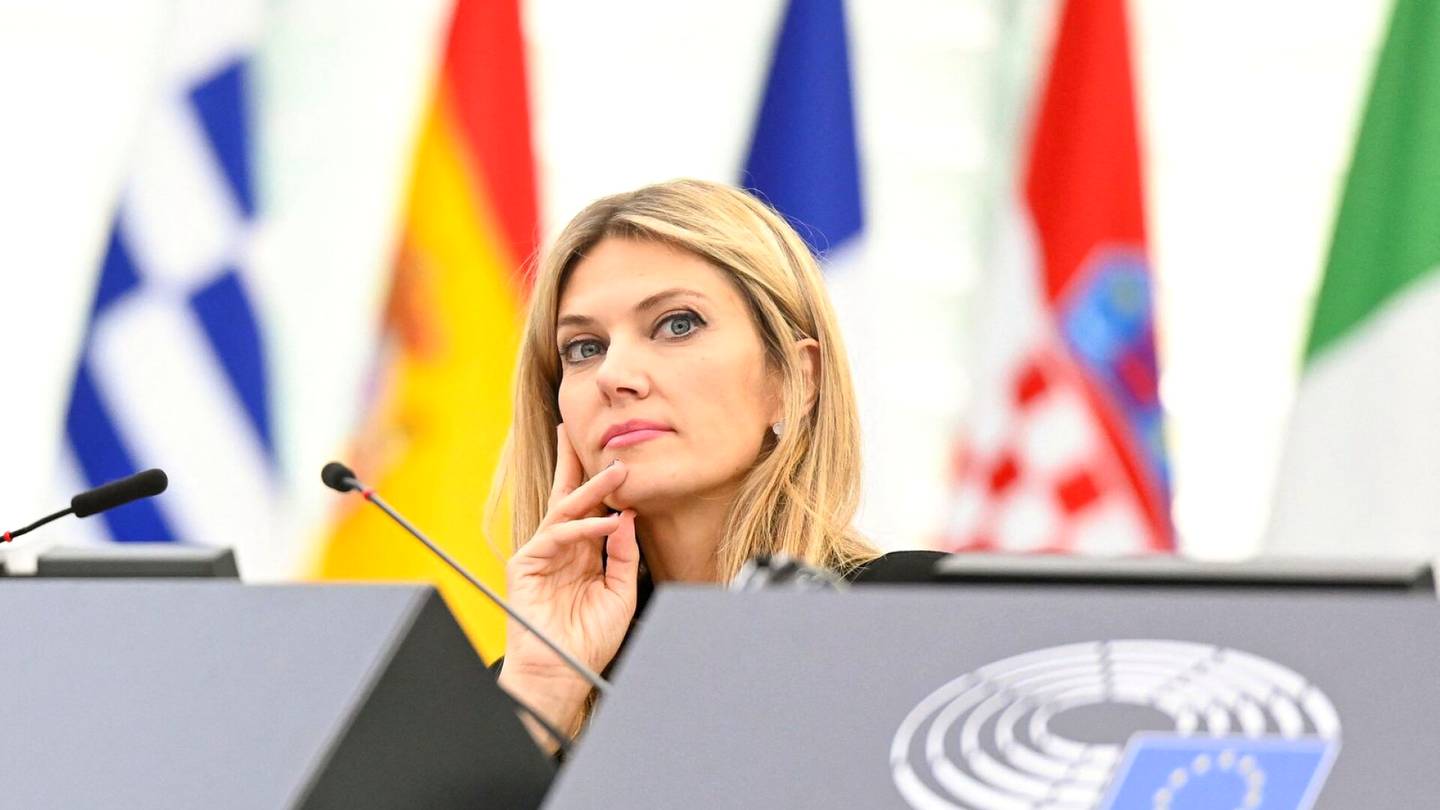 EU-parlamentti | Kreikka jäädytti korruptiosta epäillyn Eva Kailin varat