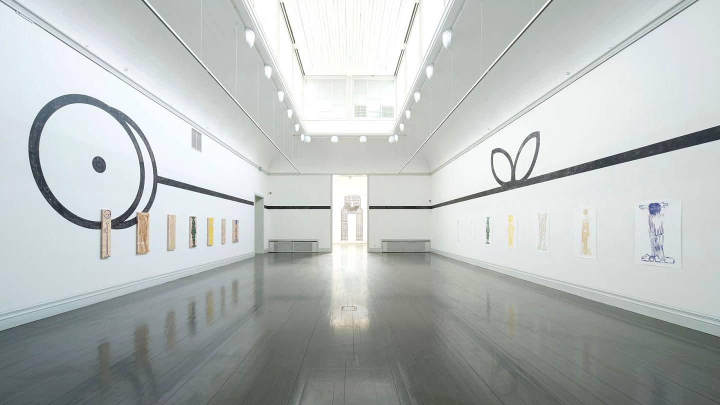 Näyttelyarvostelu | Jani Ruscican näyttely Taidehallissa riisuu teoksia merkeistä ja merkityksistä – myös näyttelytilaa on riivitty paljaaksi