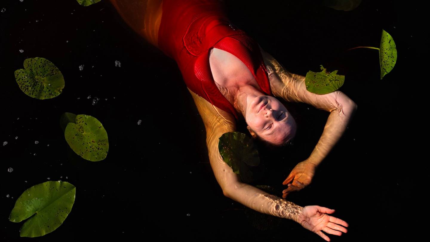 40-vuotias | Anna Kekkonen kuvaa elämää merten pinnan alla ja myös ihmisiä vesielementissä