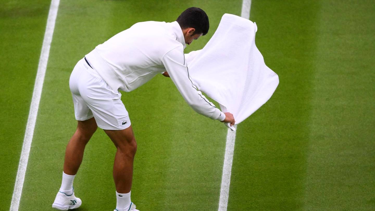 Tennis | Wimbledonissa erikoinen näky: pelit keskeytettiin ja lehti­puhaltimet otettiin esiin