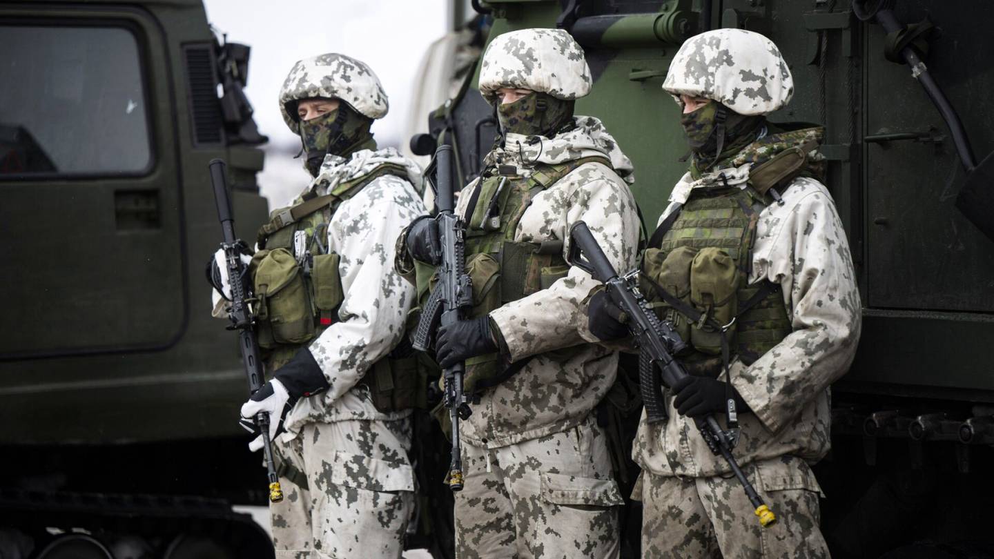 Sotaharjoitukset | Nato-saattue pamahti yhtäkkiä Mirva Kemppaisen pihaan – Näin norjalaiset ajattelevat hernekeitosta