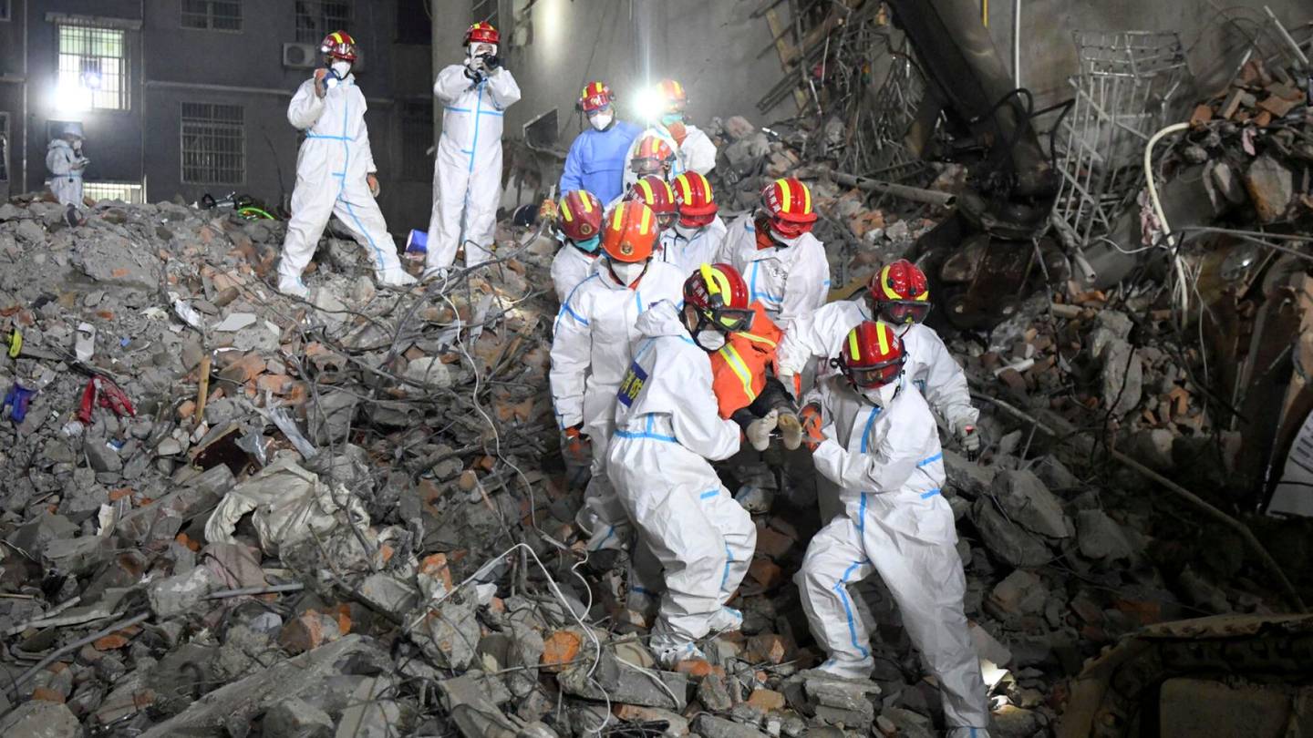 Kiina | Kiinan rakennus­turmassa on kuollut ainakin 26 ihmistä – Nainen pelastettiin raunioista kuuden päivän jälkeen