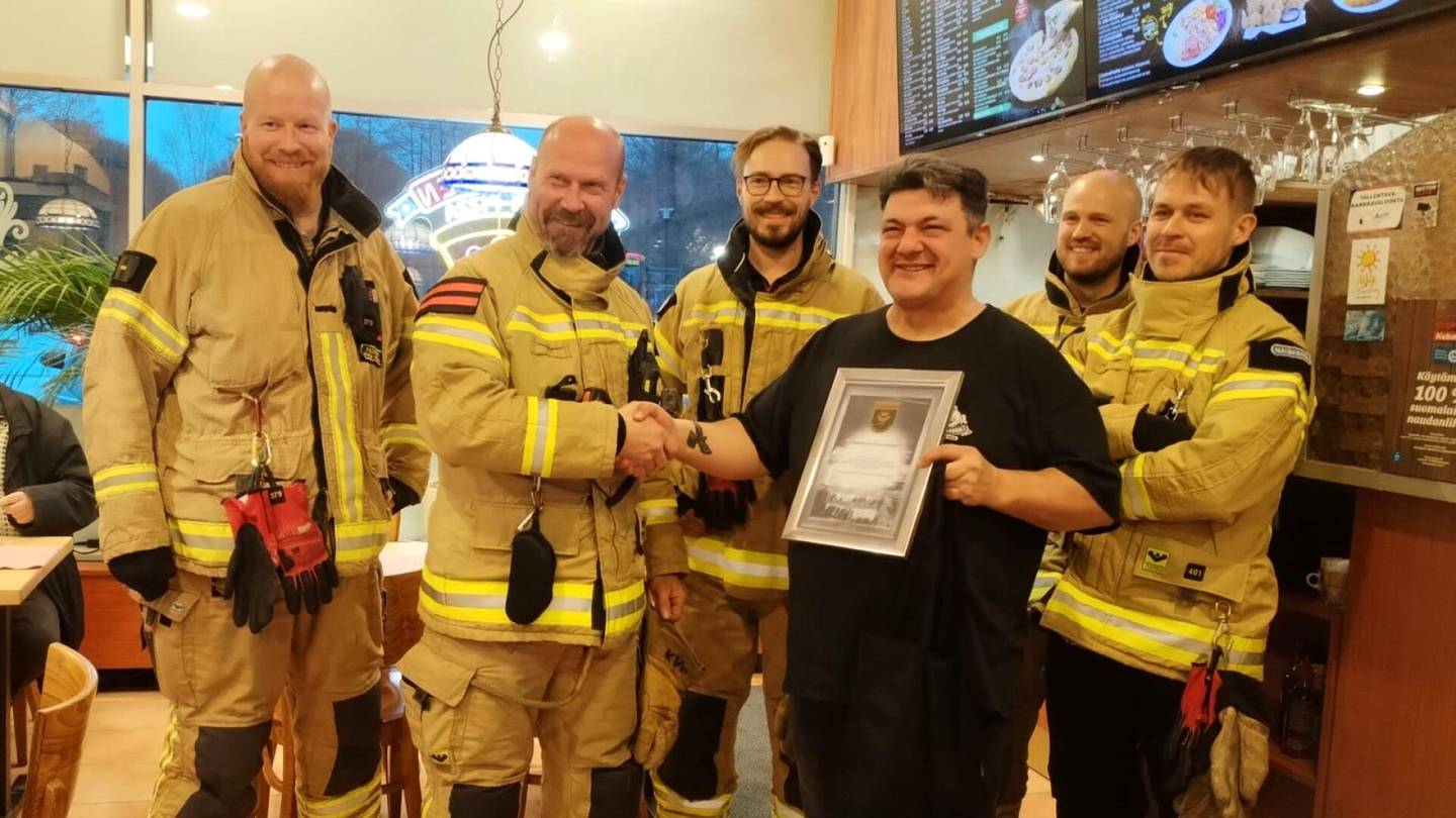 Tulipalot | Palomiehet kävivät kiittämässä pyyteettömästi toiminutta kebab-pizzeriaa Vuosaaressa