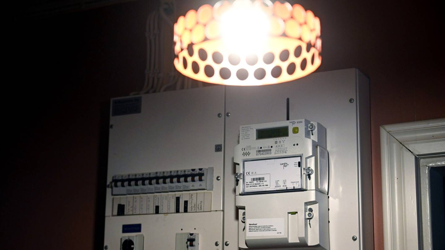 Sähkö | Määrä­aikaisista sähkö­sopimuksista pyritään eroon ”vale­muutoilla”
