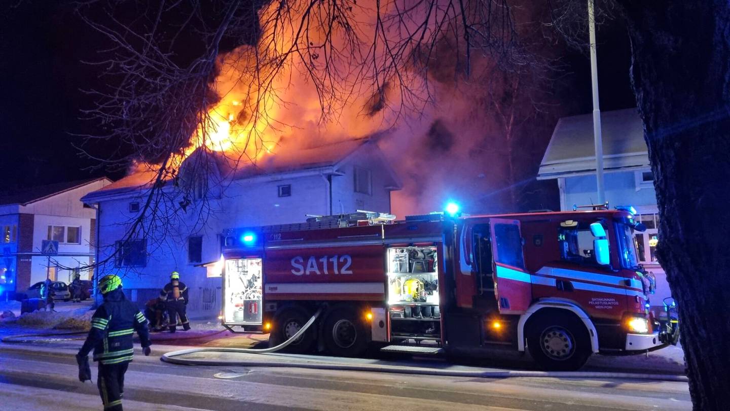 Tulipalo | Omakotitalo palaa Porin Uudella­koivistolla, liekit löivät läpi katosta