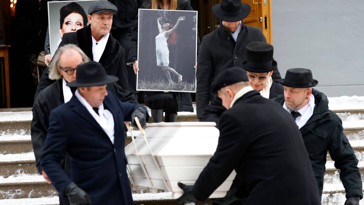 Hautajaiset | Kuvat näyttävät tanssijalegenda Aira Samulinin hautajais­saattueen Helsingin Bulevardilla