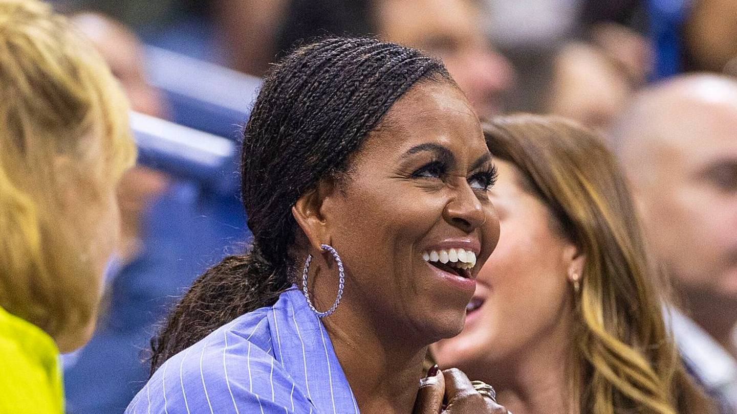 Yhdysvallat | Michelle Obama kertoi taka­vuosien vaikeista tyyli­valinnoista: pikku­letit täytyi unohtaa