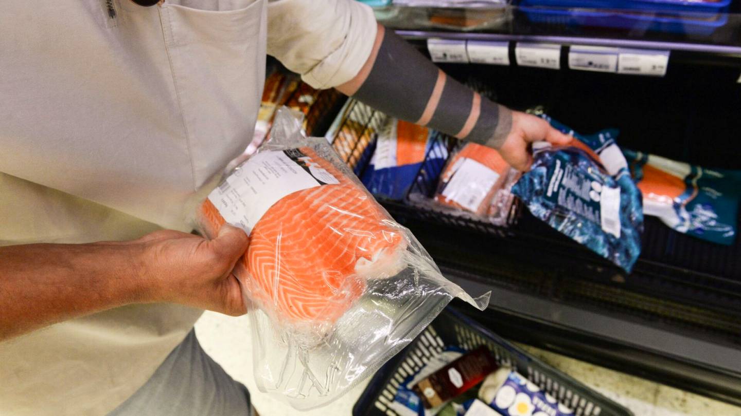 Inflaatio | Kalan, kahvin, jauhojen ja munien hinnat nousivat eniten – Katso HS:n laskurista, miten inflaatio näkyy kesän ruokakorissa