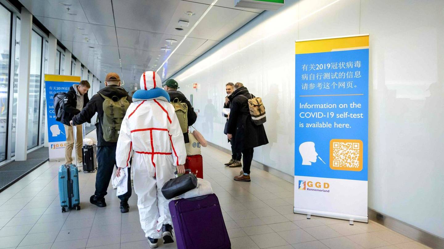 Koronavirus | EU-maita suositellaan vaatimaan Kiinasta saapuvilta matkustajilta negatiivista korona­testi­tulosta