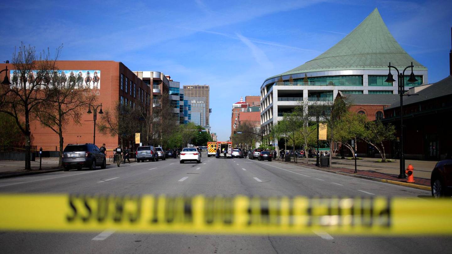 Yhdysvallat | Ainakin viisi kuoli ja kahdeksan loukkaantui ampumisessa pankissa Louisvillessä