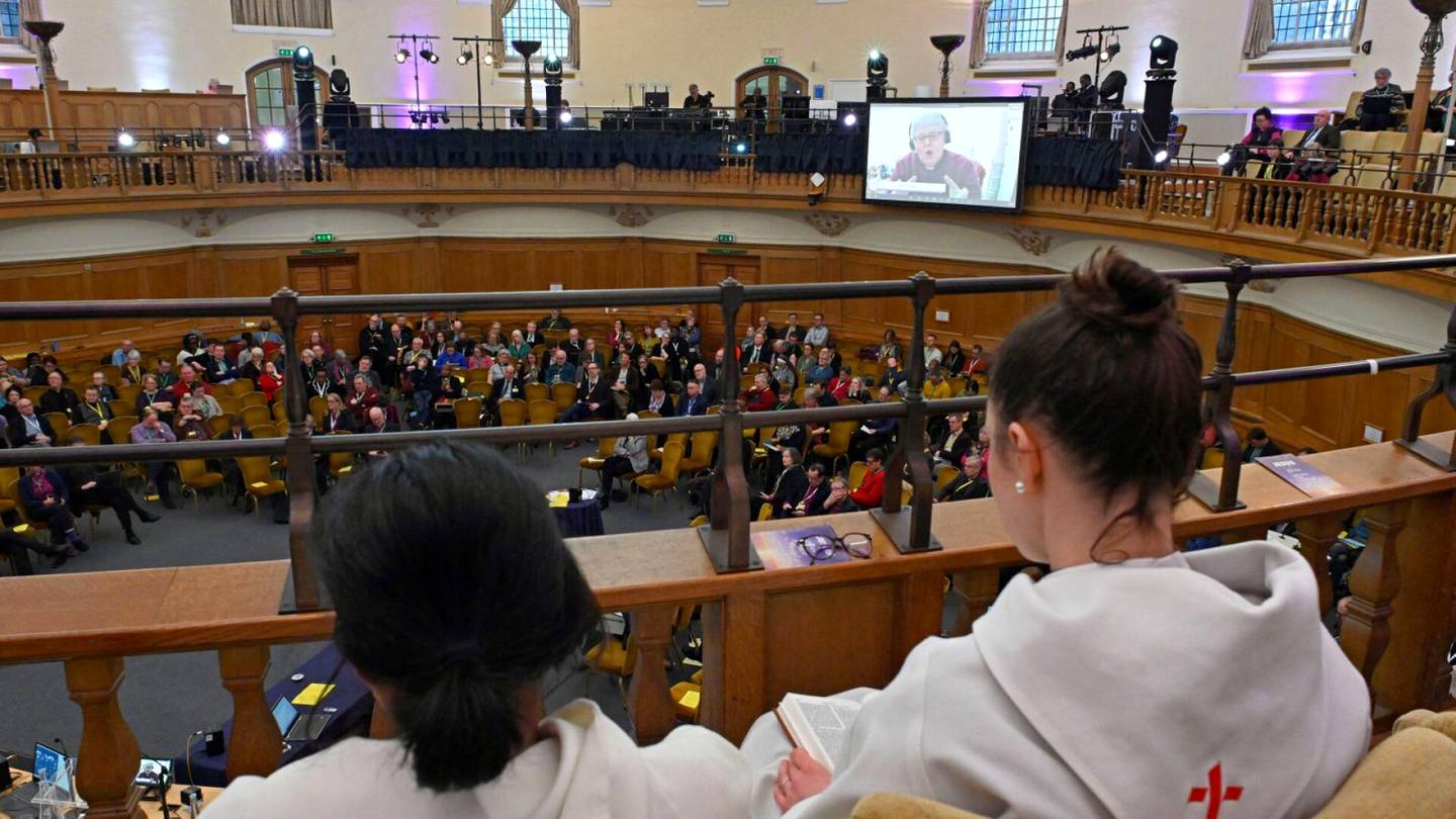 Anglikaaninen kirkko | Englannin kirkko hyväksyi äänestyksen jälkeen mies- ja nais­parien siunauksen