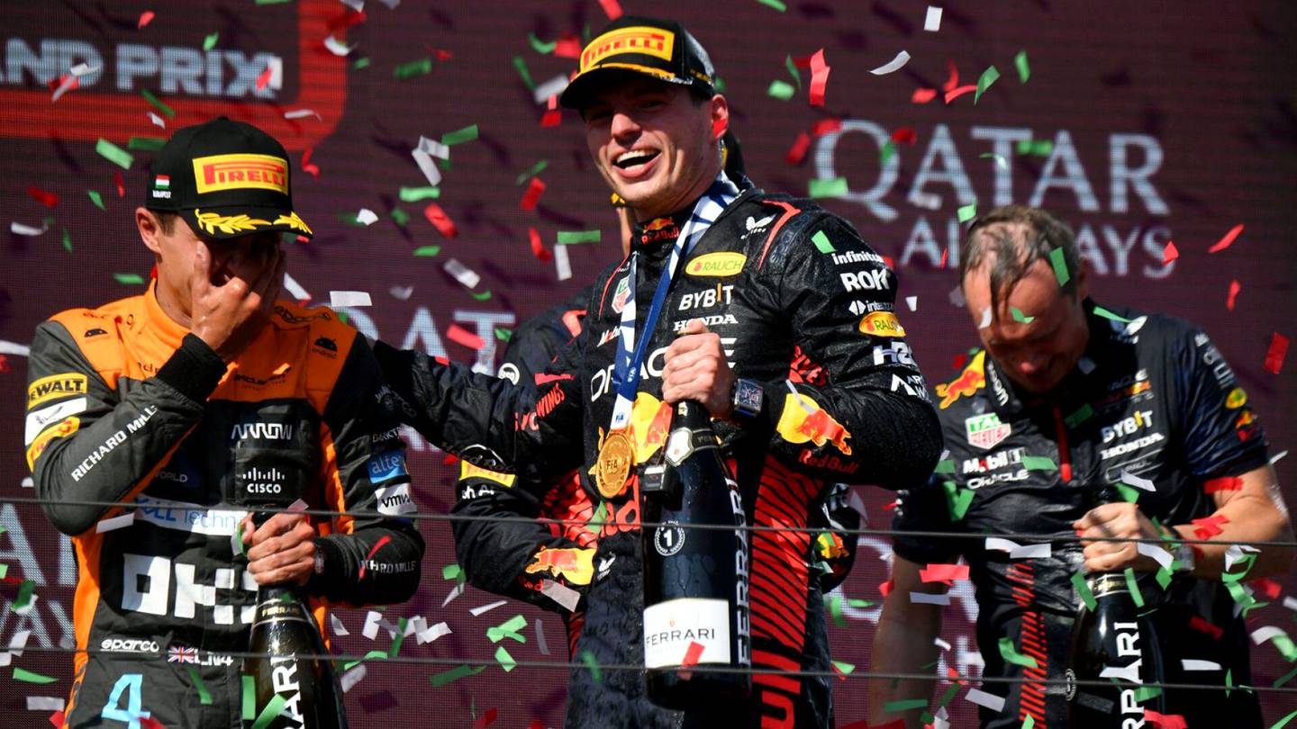 Formula 1 | Kilpakumppani kohelsi Max Verstappenin voittopokaalin palasiksi