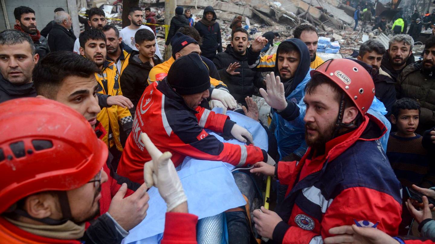 Luonnonkatastrofit | Maanjäristys iski poliittisesti monimutkaiselle alueelle Turkin ja Syyrian rajaseudulle – Se tekee avunannosta haastavaa, sanovat asiantuntijat