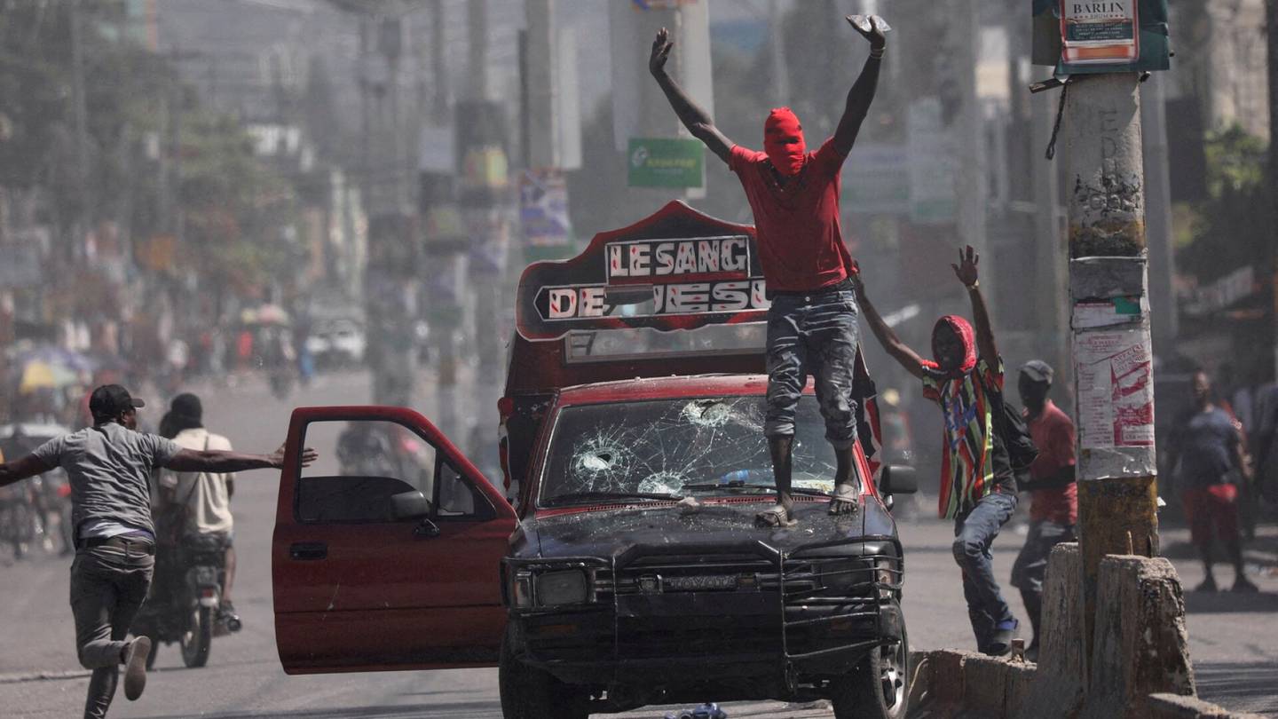 Haiti | Sadat vangit tekivät joukko­paon vankilasta – Väki­valtaisuudet yltyvät Haitissa