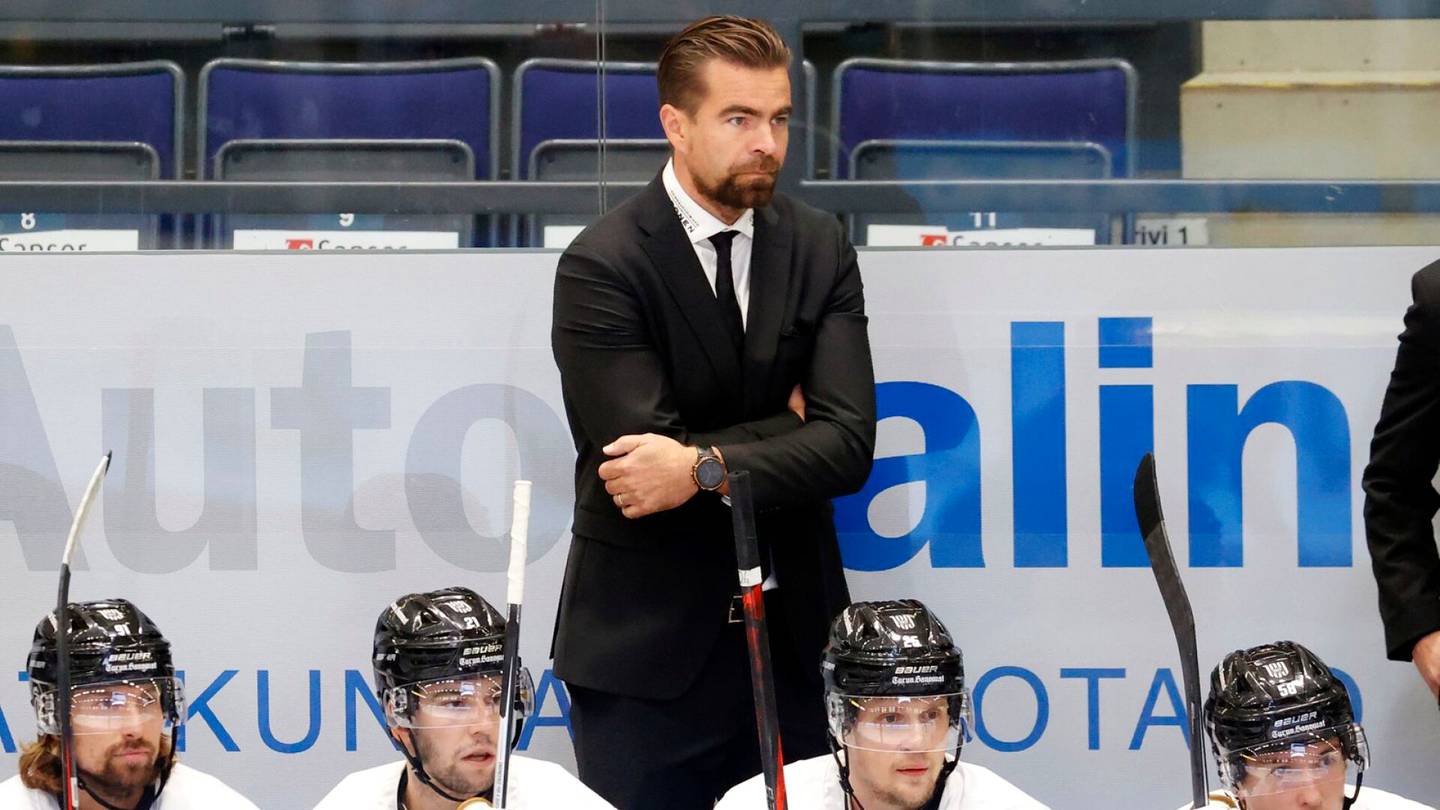 Jääkiekko | TPS:n valmentaja repesi nauruun median edessä, vieressä istunut kollegakin huvittui