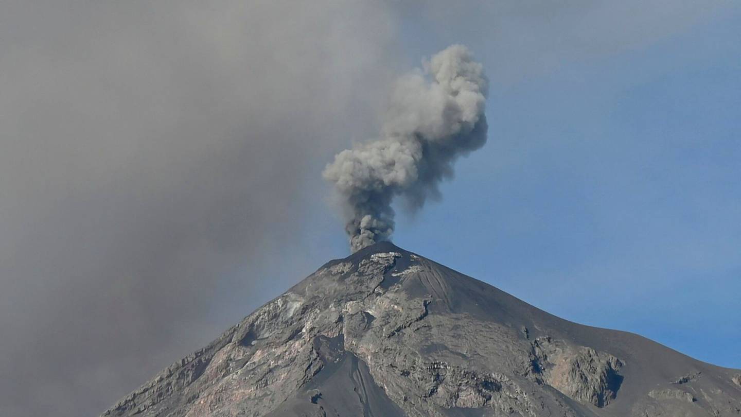 Guatemala | Tulivuori syöksi tuhkaa kahden kilometrin korkeuteen, lento­kenttä ja valta­tie suljettiin