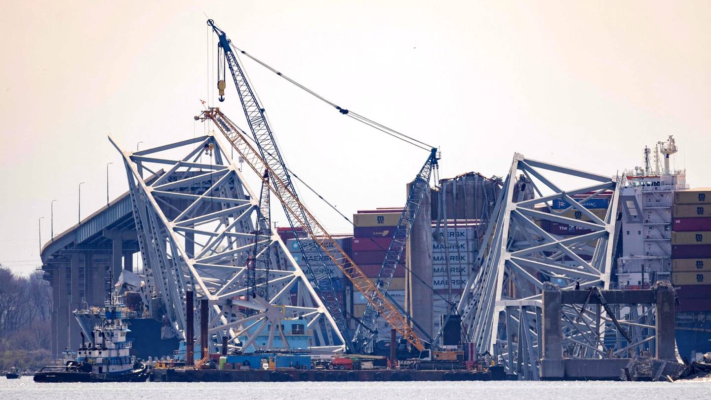 Baltimoren siltaturma | Tuhoutuneen sillan rakenteista nostettu pois ensimmäinen osa