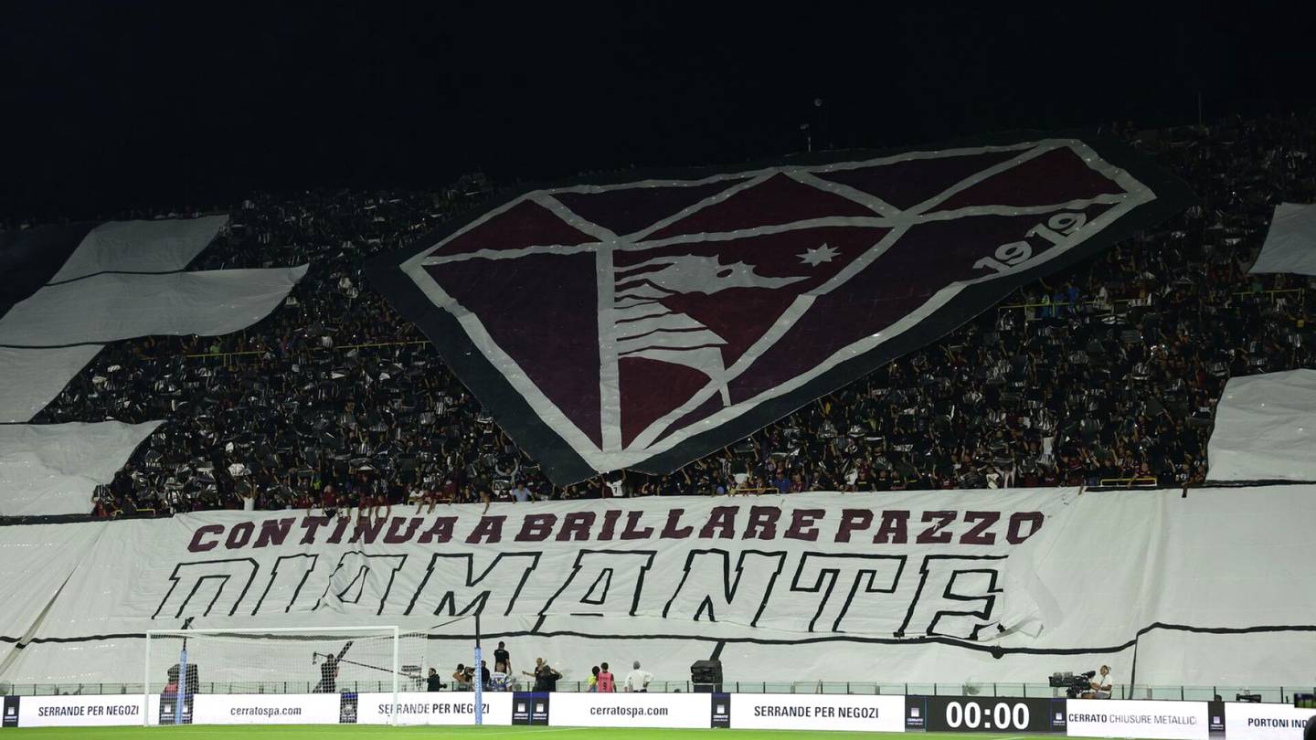 Jalkapallo | Fanit järjestivät vaikuttavan katsomotaide­teoksen Italiassa
