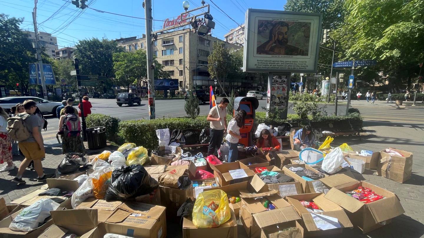 Vuoristo-Karabah | Jerevanilaiset keräävät kaduilla apua pakolaisille, kertoo armenialais­toimittaja HS:lle