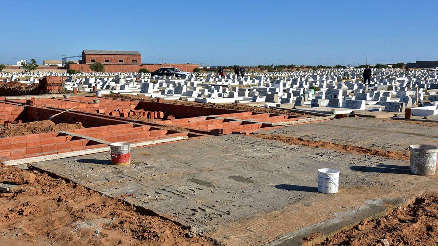 Välimeren siirtolaiskriisi | Lehti: Tunisia rakentaa uusia hautaus­maita merellä kuolleille