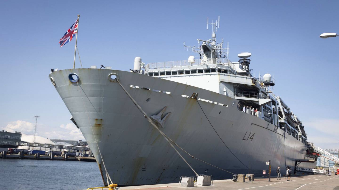 HS Helsinki | Tältä näyttää Munkkisaaren laiturissa oleva Britannian sotalaiva