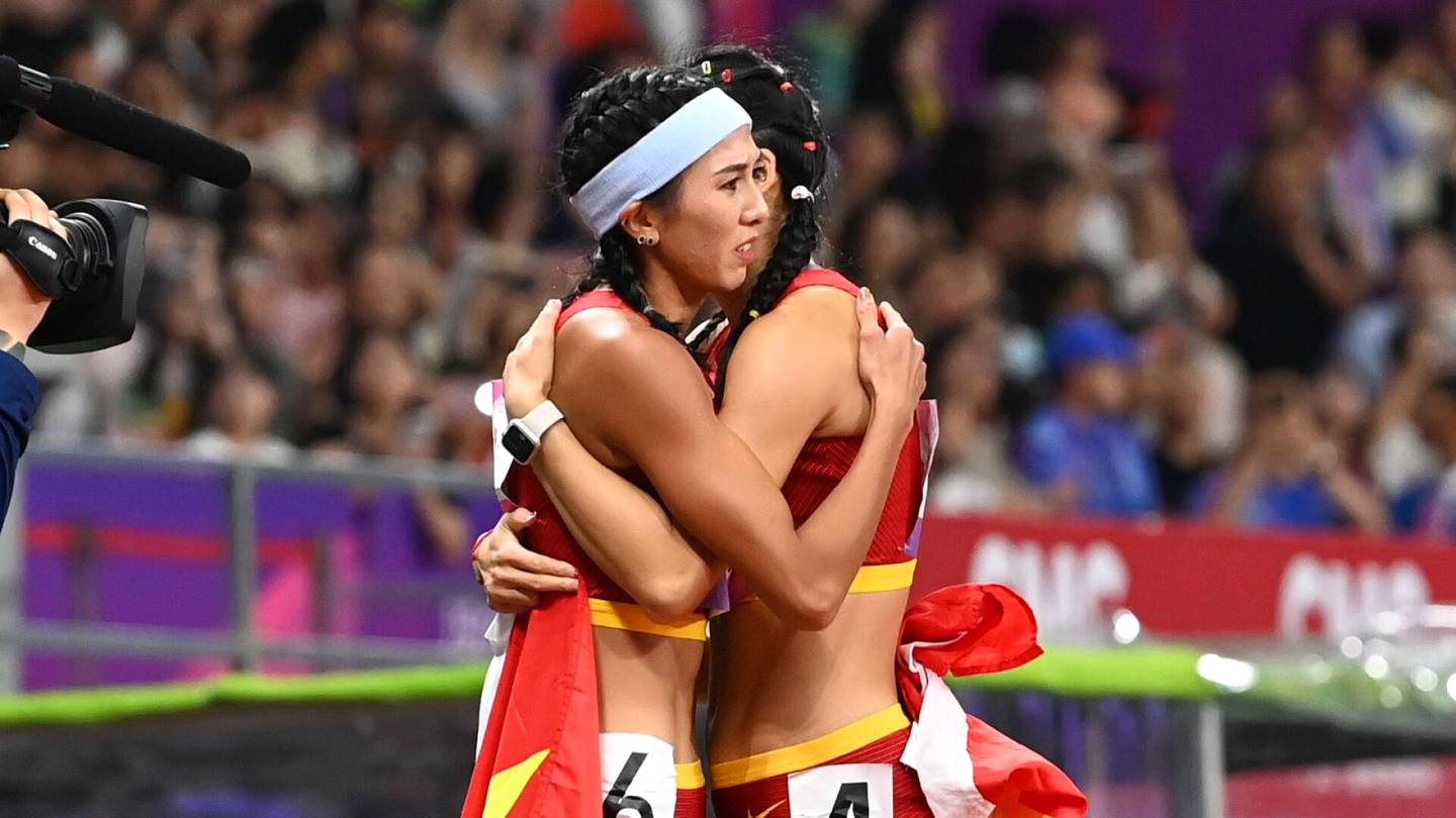 Aasian kisat | Kaksi naistähteä halasi kisan jälkeen – kuva sensuroitiin Kiinassa erikoisesta syystä