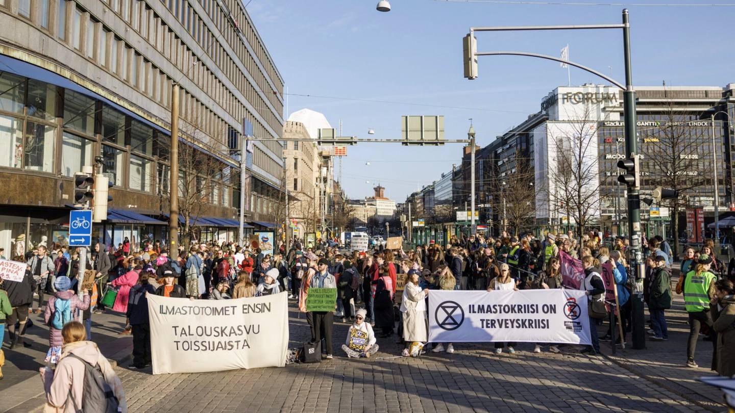 Elokapina | Elokapina aloittaa Helsingin keskustassa mielenosoitusten sarjan – Poliisi neuvoo välttämään autoilua näillä alueilla