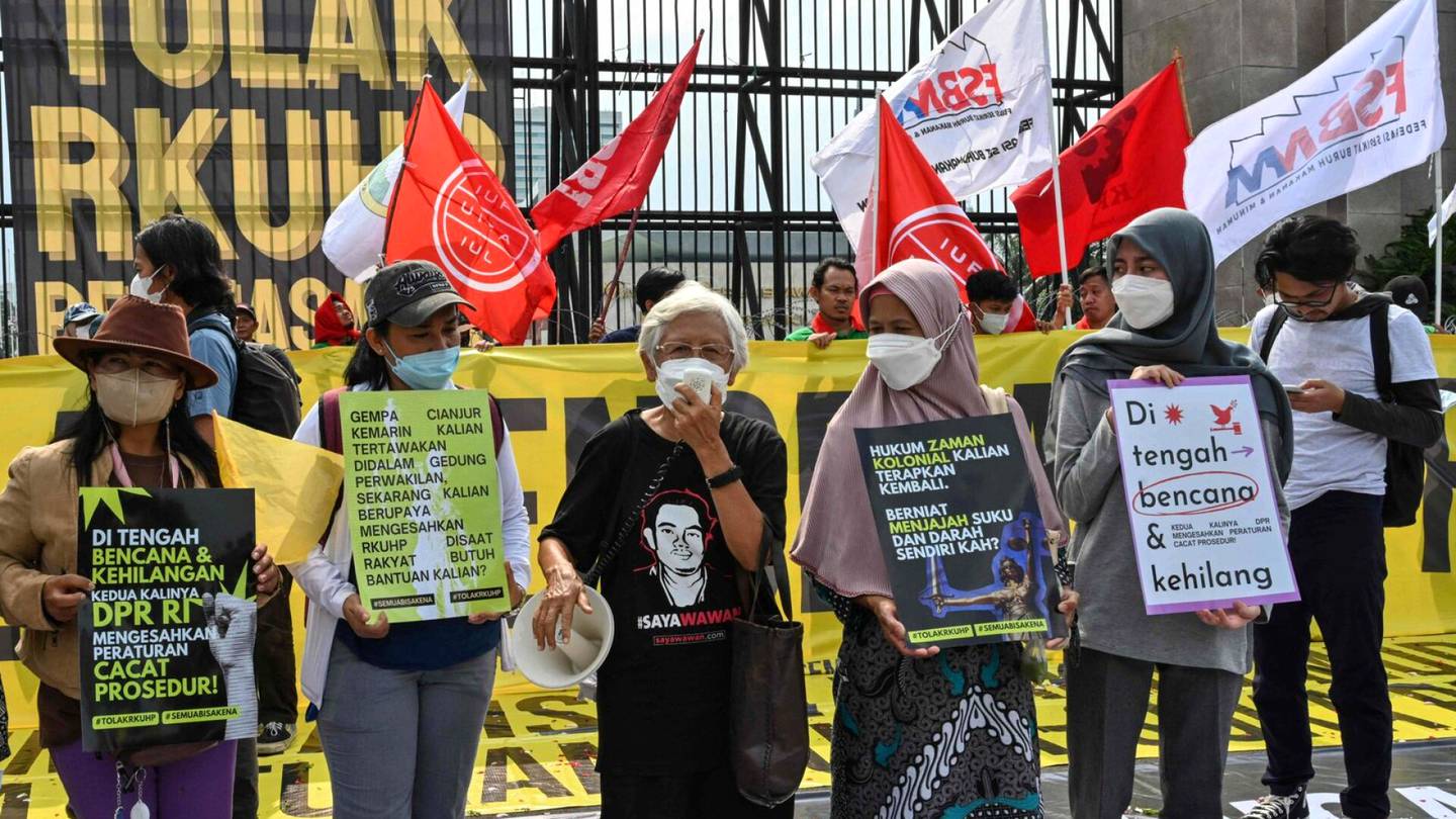 Indonesia | Indonesian parlamentti hyväksyi lain, joka tekee avioliiton ulko­puolisesta seksistä laitonta