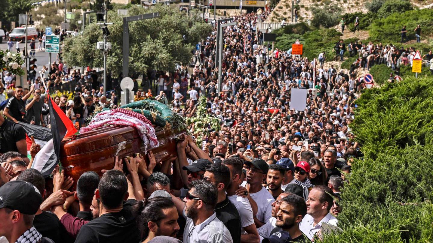 Länsiranta | Abu Aklehin surma kärjisti Länsirannan konfliktin jälleen äärimmilleen: Israelin poliisi pamputti rajusti palestiinalais­toimittajan hautajais­saattuetta