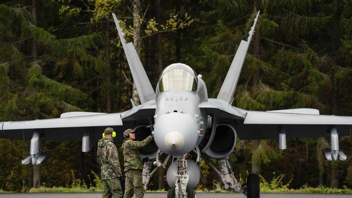 Ilmavoimat | ”Osa on kysellyt, onko meillä kovat piipussa” – HS vieraili Puolustus­voimien harjoituksessa Joutsassa, video näyttää Hornetin korvia­huumaavan lennon