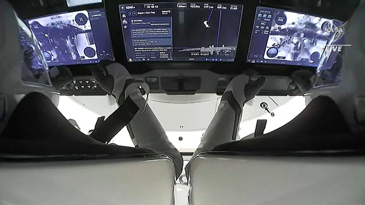 Suora lähetys | SpaceX:n kapseli tuo puoli vuotta avaruudessa olleet astronautit Maahan
