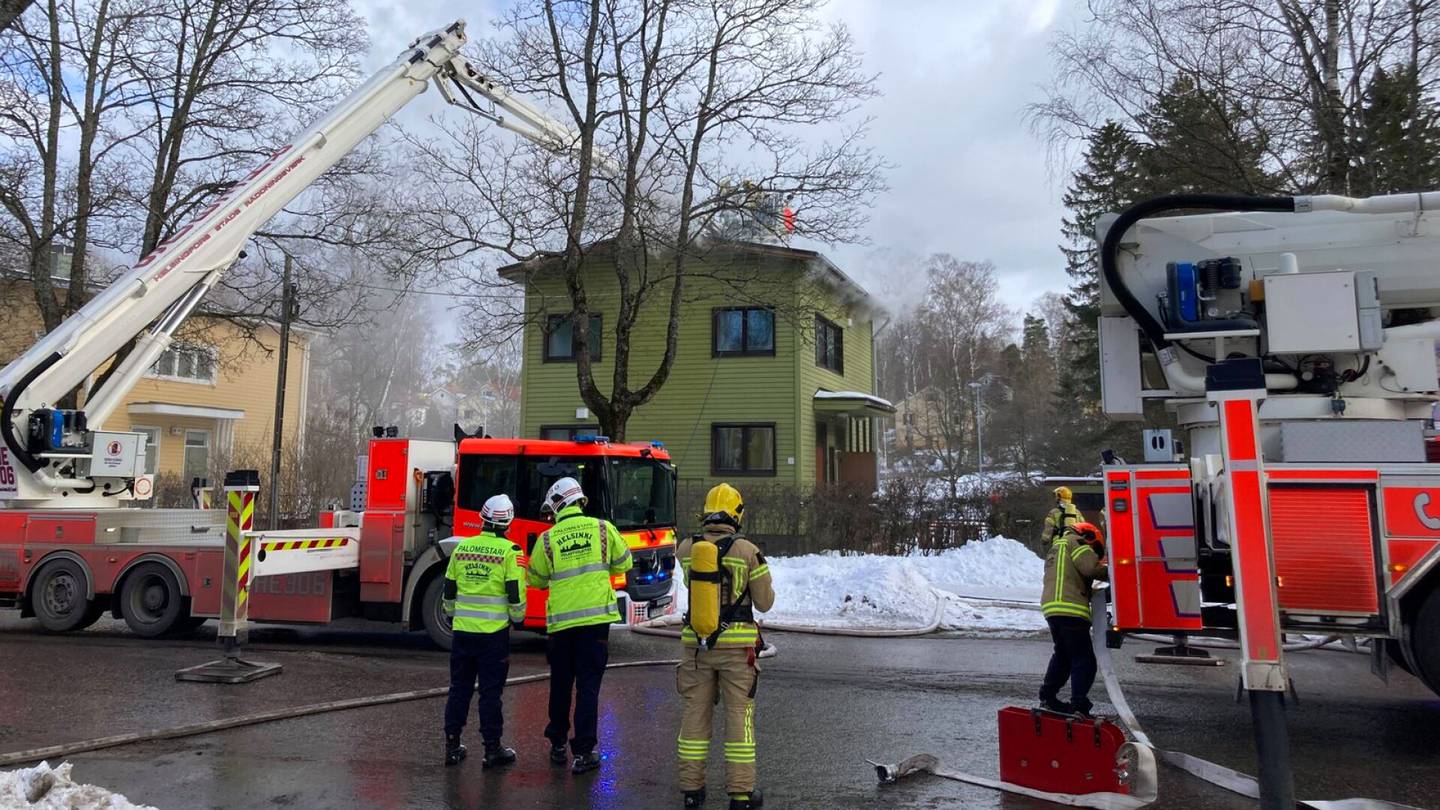 Helsinki | Koskelassa asunto liekeissä, palosta aiheutuu liikenne­haittaa