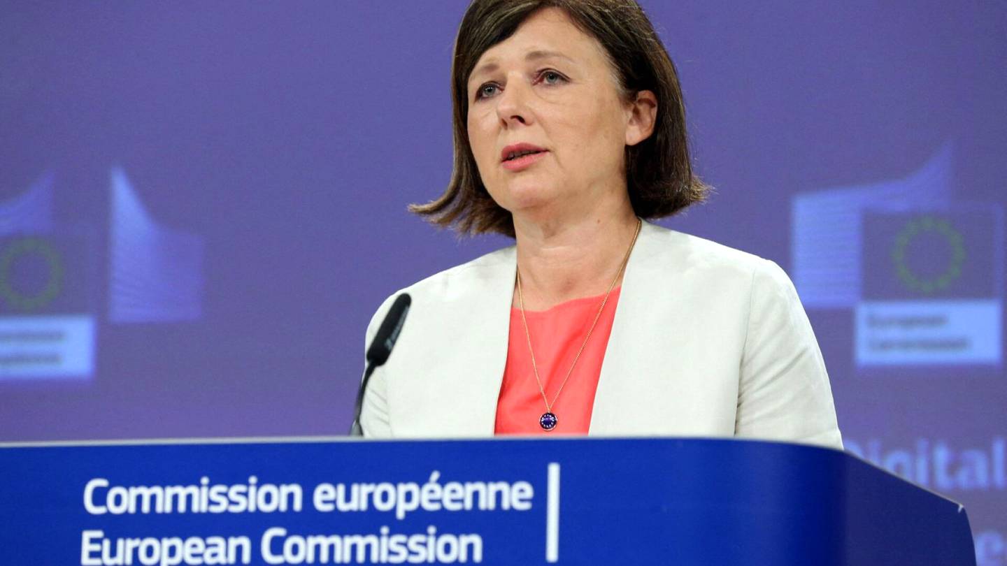 EU | EU-komissio vaatii: Poliittisten mainosten maksajien nimet merkittävä selkeästi