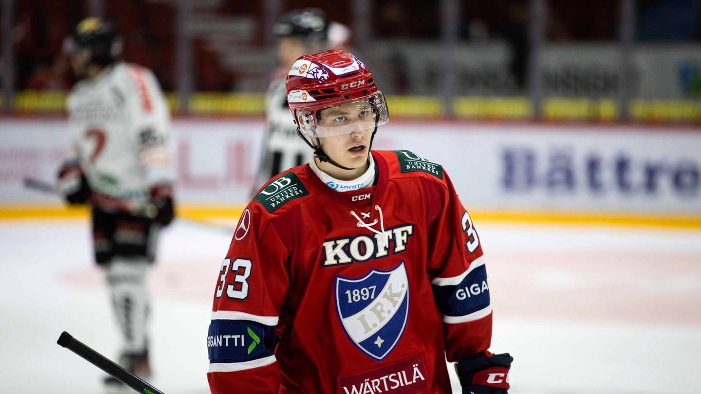 Jääkiekko | HIFK jatkoi Vaasassa pitkää pisteputkeaan – Roni Hirvonen osui kahdesti