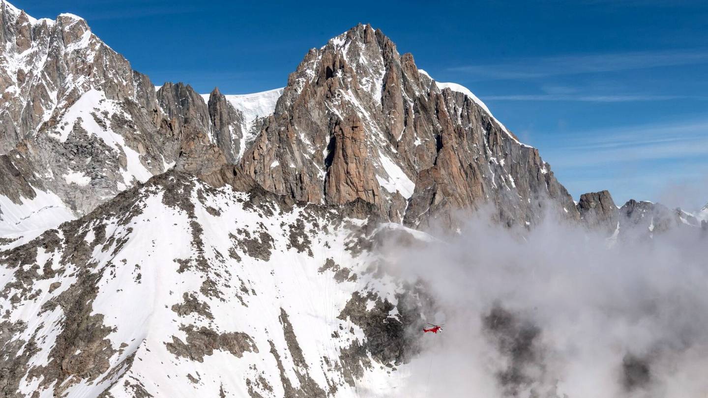 Ranska | Kiipeilijä teki Mont Blancilla arvokkaan löydön – Nyt hänelle annettiin puolet jalo­kivistä, jotka päätyivät vuorelle lento-onnettomuudessa vuosia sitten
