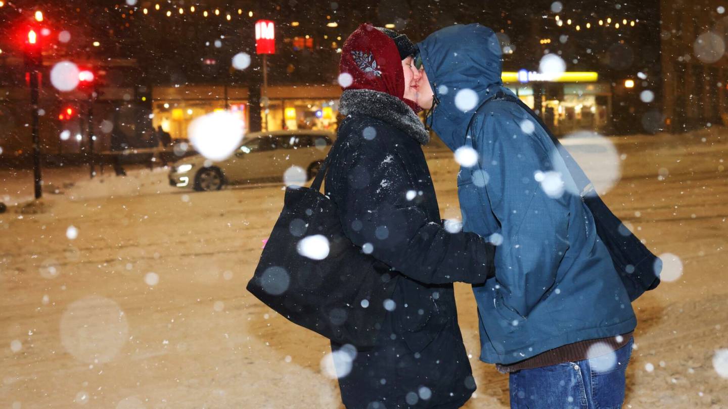 Sää | Helsinki pyristelee pyryssä – Tatu Tukiainen auttoi bussi­kuskia lumi­töissä ja sai kiitokseksi kyydin