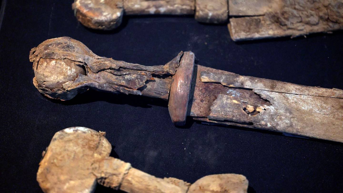 Video | Aavikko­luolasta löytyi lähes 1 900 vuotta vanhoja miekkoja Israelissa