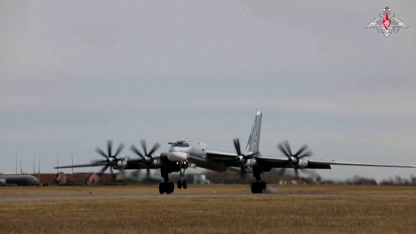 Video | Yhdysvaltain hävittäjät seurasivat venäläisiä sota­koneita, jotka lensivät lähellä Alaskaa