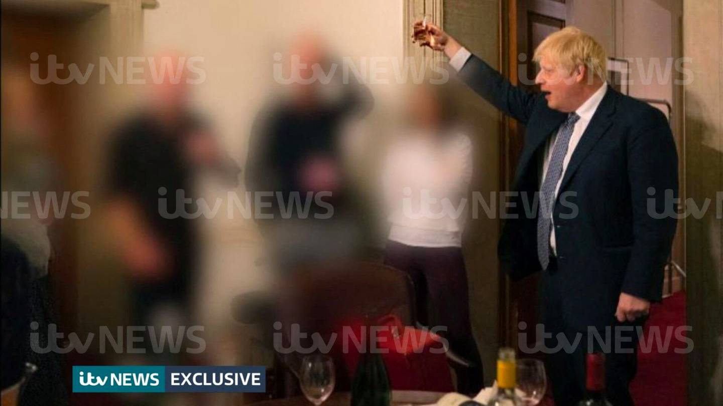 Britannia | Brittikanava ITV julkaisi kuvia Boris Johnsonista korona­rajoituksia rikkoneissa juhlissa