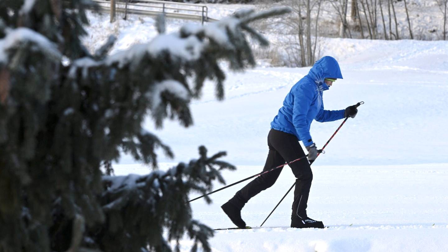 Sää | ”Lumitykki” toi kymmeniä senttejä lunta Länsi-Suomeen – joulun paluu­liikenteen aikana voimassa huonon ajokelin varoitus osassa maata
